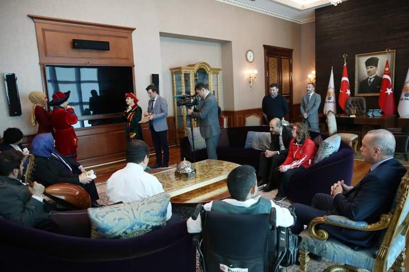 OTİZMLİ İKİZLERİN HACİVAT-KARAGÖZ OYUNU