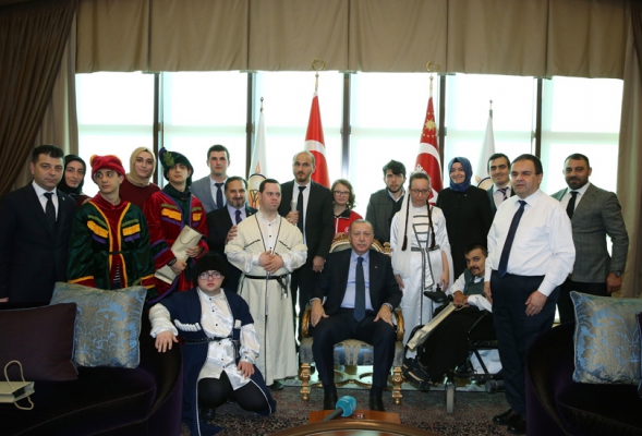 OTİZMLİ İKİZLERİN HACİVAT - KARAGÖZ OYUNU…