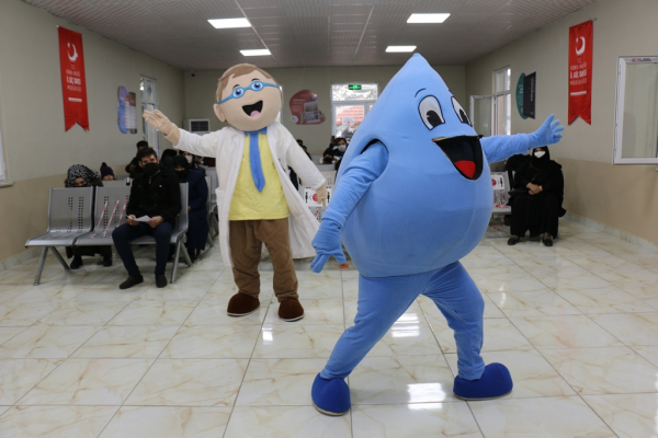 KOSKİ TİYATRO EKİBİ GÖÇMENLERE SU TASARRUFUNU…